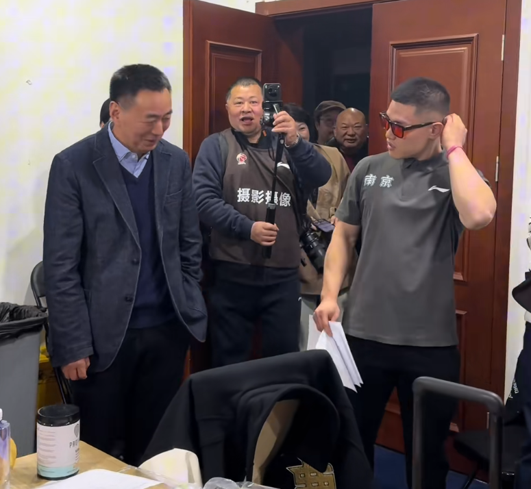 在线体育-同曦胜深圳,老板更衣室肯定全队,郭昊文汉兹获腰带,氛围极佳