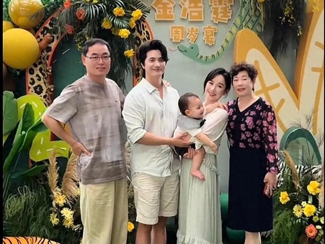APP下载-张檬儿子周岁宴排面拉满,爸爸全程温柔抱哄,被全家宠成小宝贝